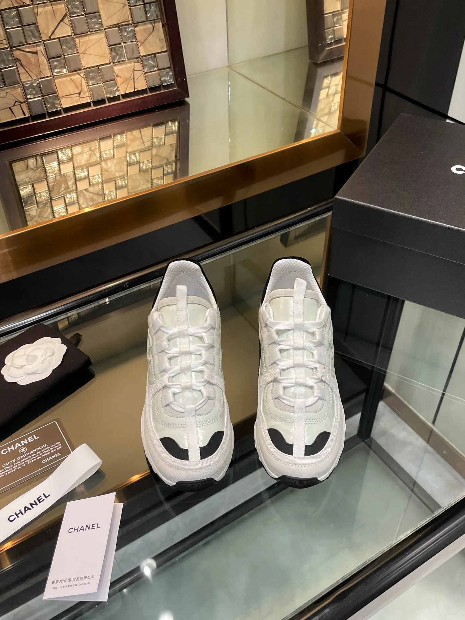 👟👟Ex-factory price 580👟👟 Chanel Chanel 25SS latest white shoes, casual sports shoes, skate shoes, original purchase, development and production, Xiaoxiang C Home counter is another super hot model, loved by Internet celebrity bloggers and ladies, various praises on social platforms, super popular, high quality, breathable, super spring and summer, seeing this issue can always arouse the inner desire of girls for fashion. The latest calfskin material Classic black and white color scheme, fashionable on the feet and easy to care for #Material: Original customized imported cowhide material #Inner lining: Customized soft sheepskin lining #Sole: Original molded TPU non-slip outsole #Sole thickness: 2.5CM Size: 35-40